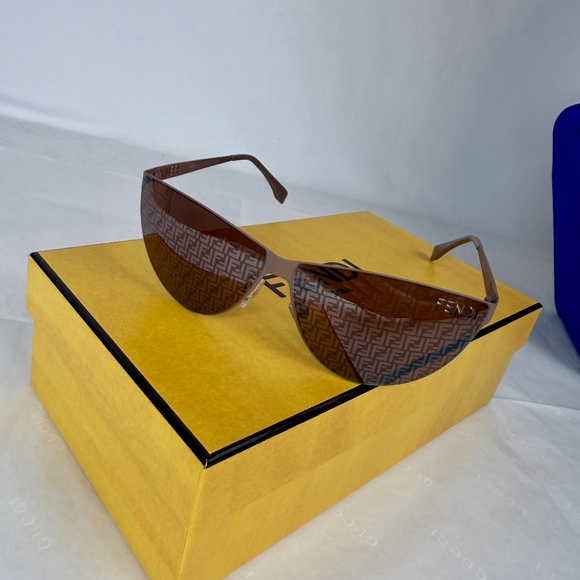 NWT FENDI CUT OUT SUNGLASSES WITH LOGO - Picture 1 of 6